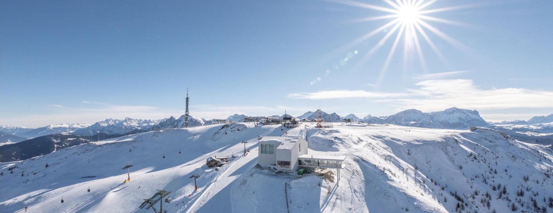 Blick auf den schneebedeckten Kronplatz