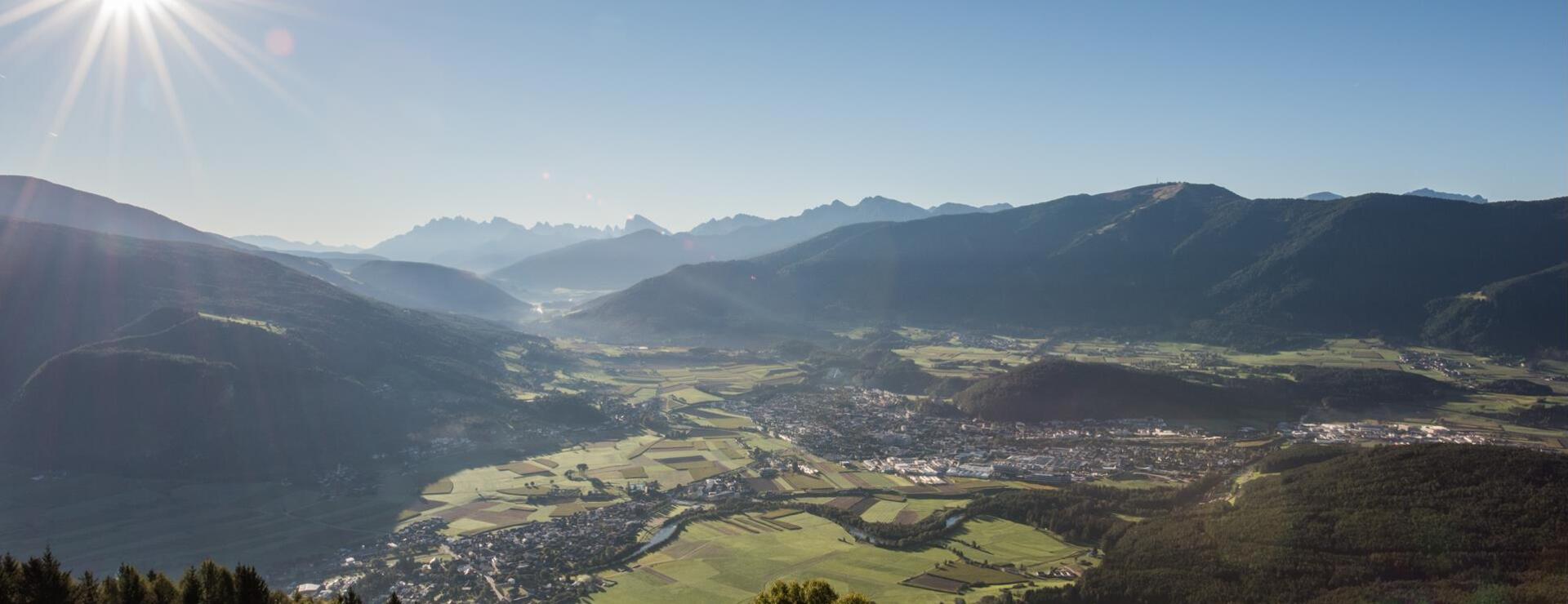 Blick auf Bruneck im Sommer