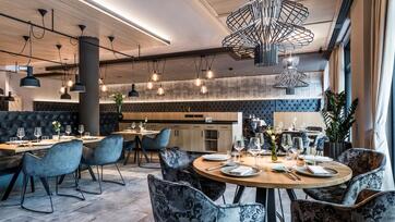 Gedeckte Tische im Restaurant Cosmo