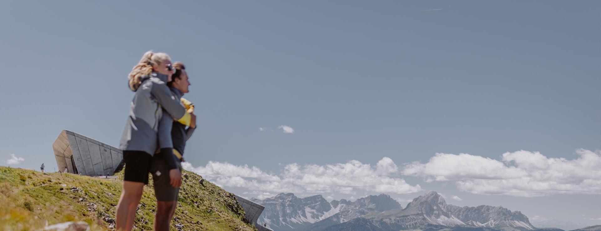 kronplat-ausblick-berg-paar