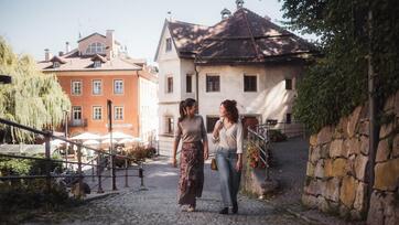 Zwei Frauen spazieren durch Bruneck